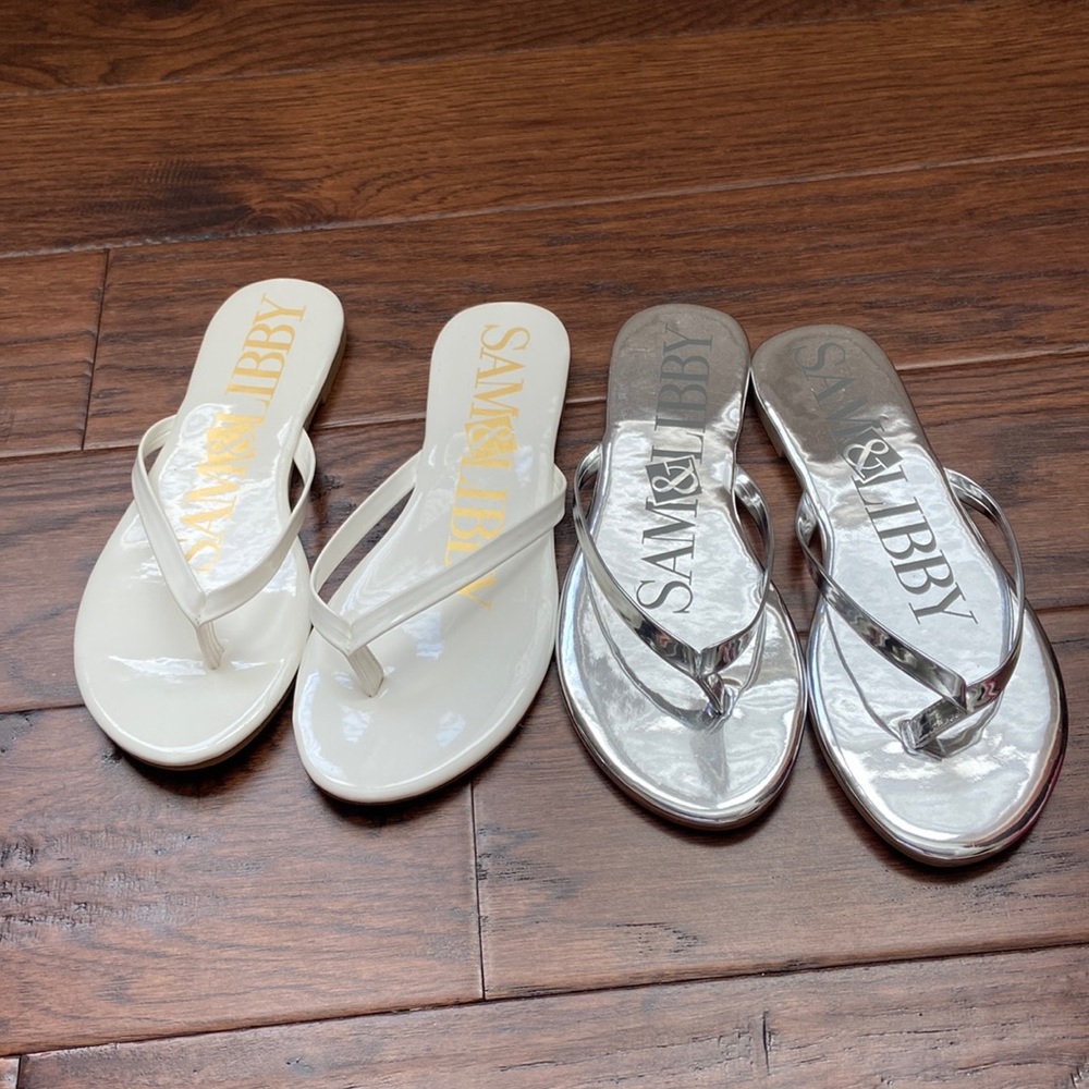 2 pairs of flip flops